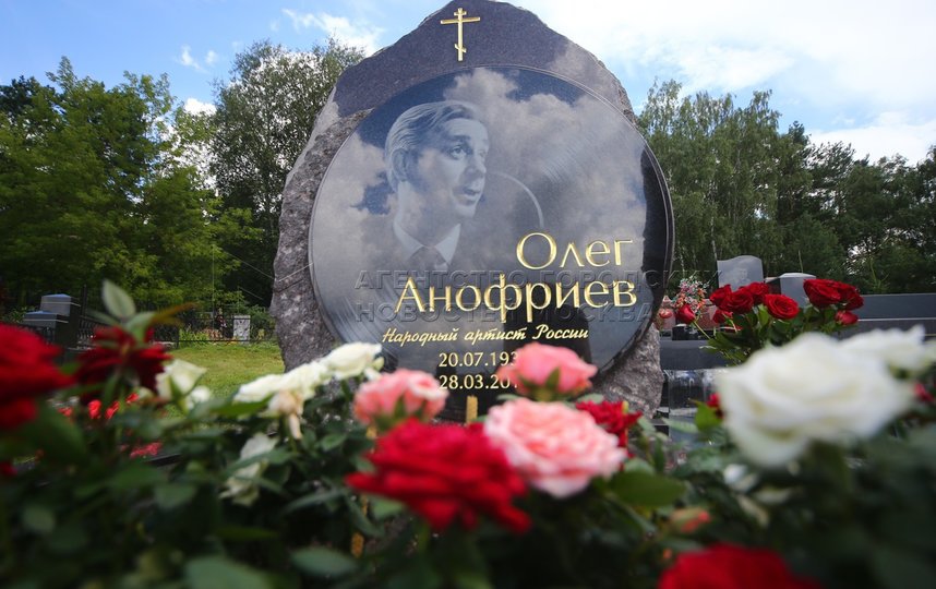 Памятник Анофриеву на кладбище в Аксиньино