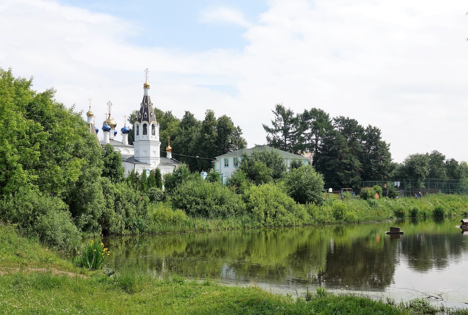 Свято-Никольский храм над прудом в Сидоровском