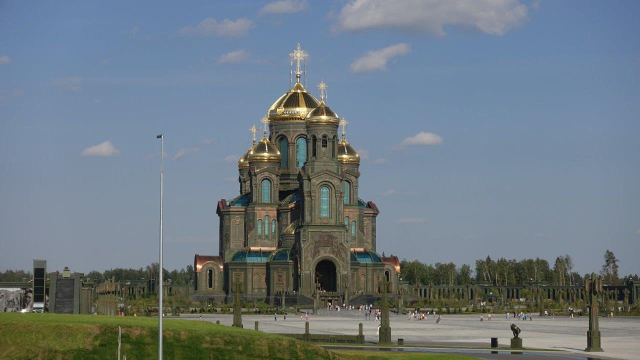 Храм с западной стороны и Соборная площадь