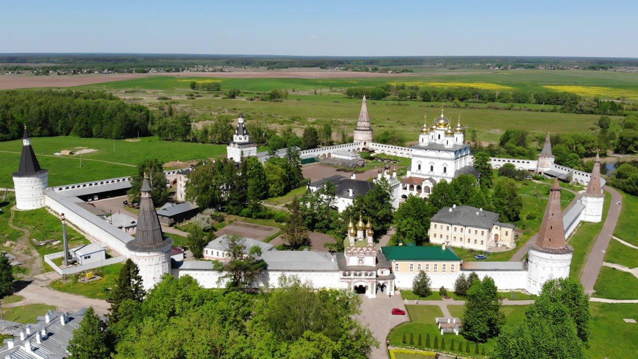 Вид сверху на Иосифо-Волоцкий монастырь