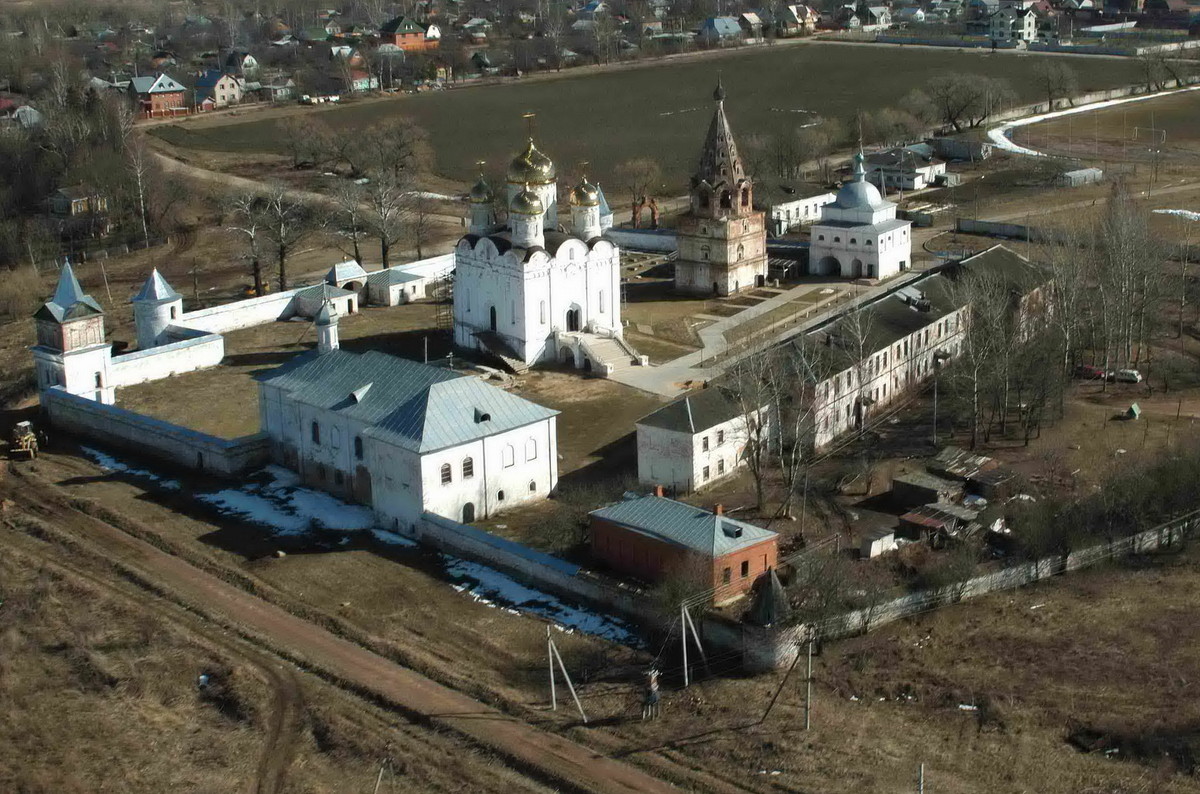 Вид сверху на Лужецкий Богородицкий Ферапонотов монастырь