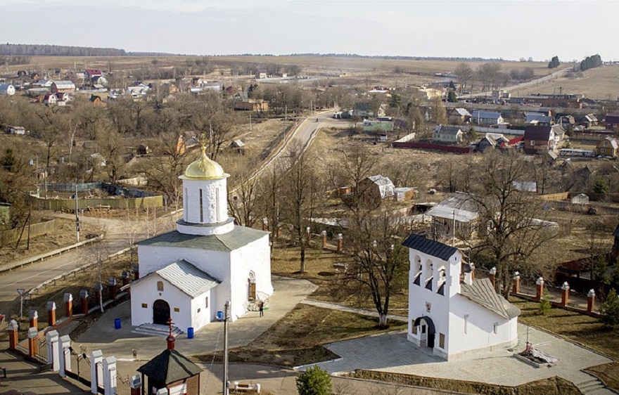 Вид сверху на село церковь и звонницу