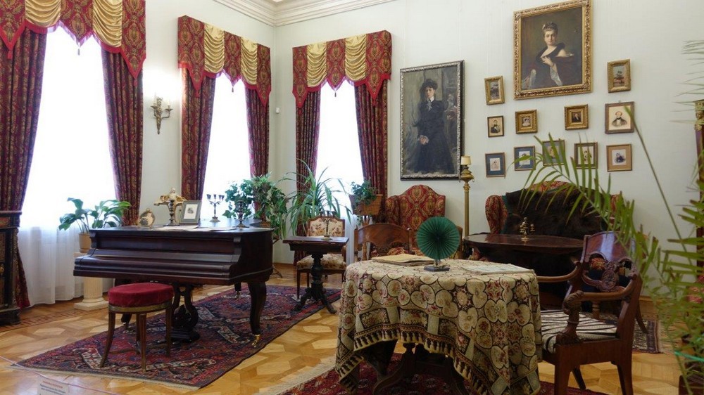 В музее - Большая гостиная - кресла и диванчик со времен Голицыных