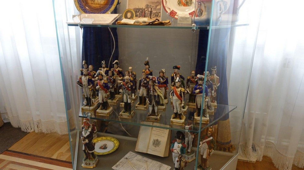 В музее - Фарфоровые фигурки французских солдат