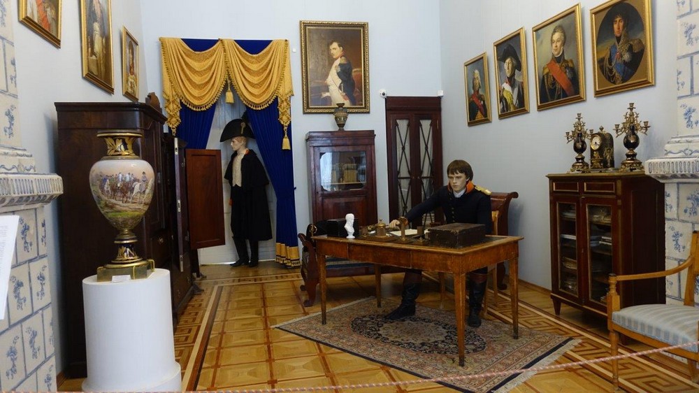 В музее - Французский зал - офицеры Наполеона