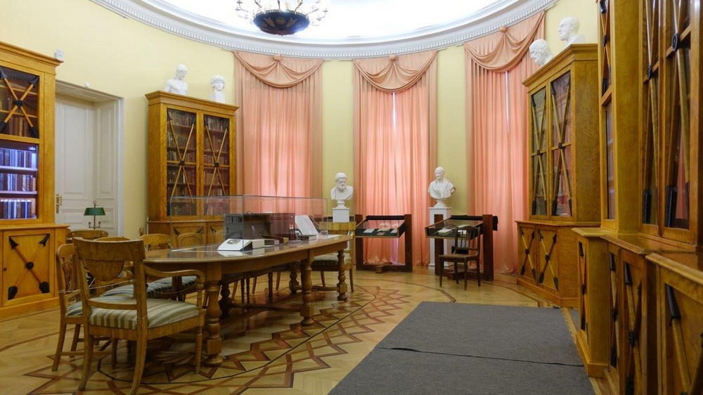 В музее - Русская (верхняя) библиотека