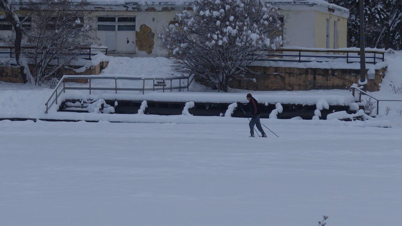 Лыжная прогулка по поверхности замерзшего пруда