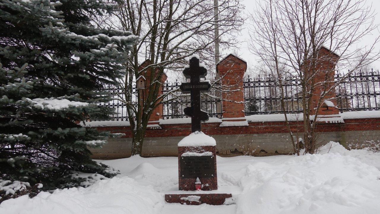 Крест на месте захоронения останков неизвестных