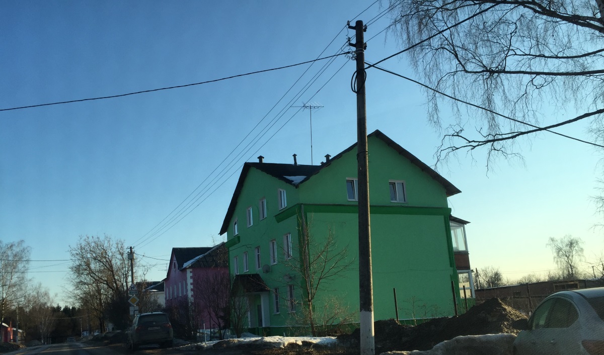 Веселенькие цветные дома в поселке Глебовский