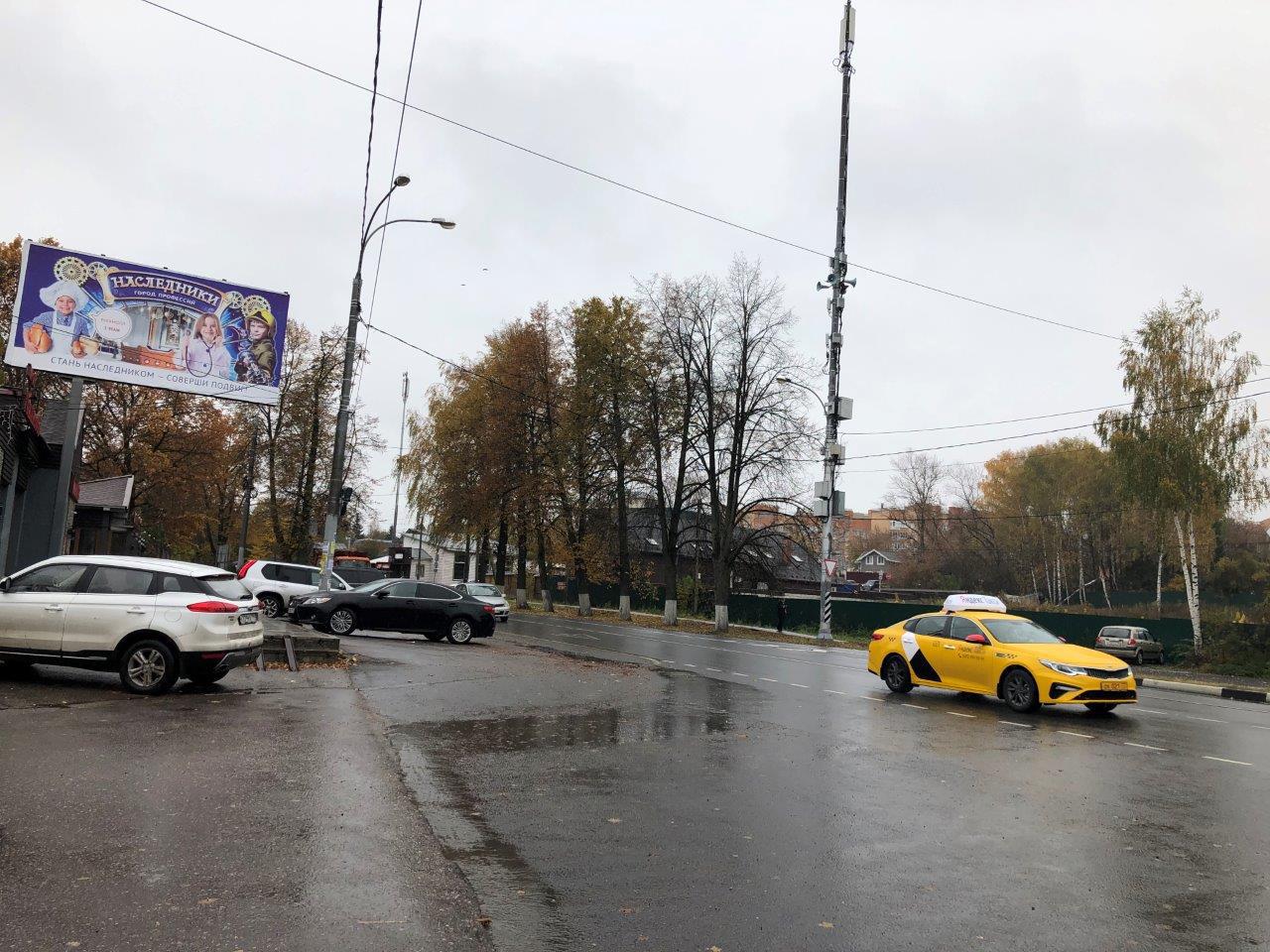 Ильинское шоссе в Глухово и виднеющиеся многоэтажки ЖК Рублевское предместье