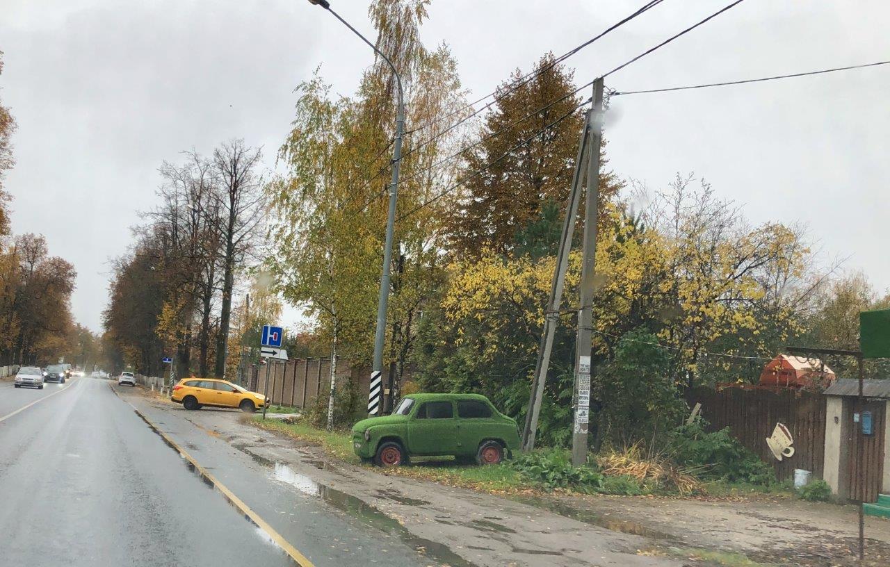 Ильинское шоссе и символ природной чистоты - давно поставленный в Глухово зеленый запорожец