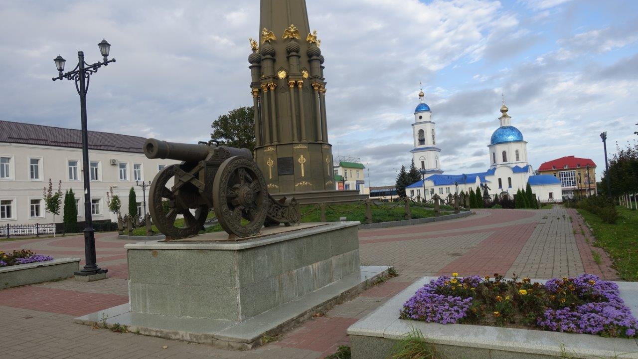 Монумент Славы и Казанский собор