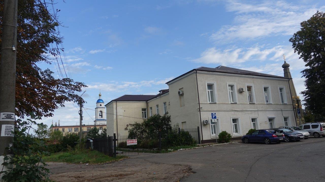 Монумент Славы и Казанский собор со дворов