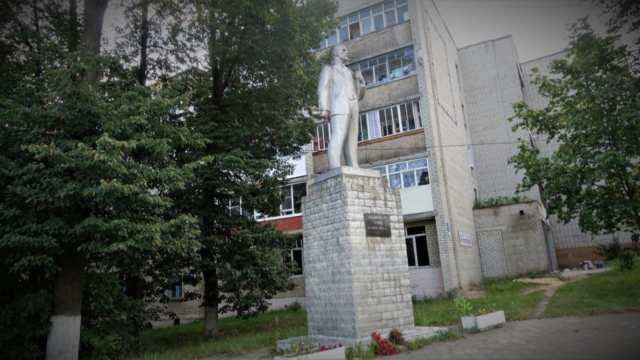 Памятник Ленину напротив Успенского собора