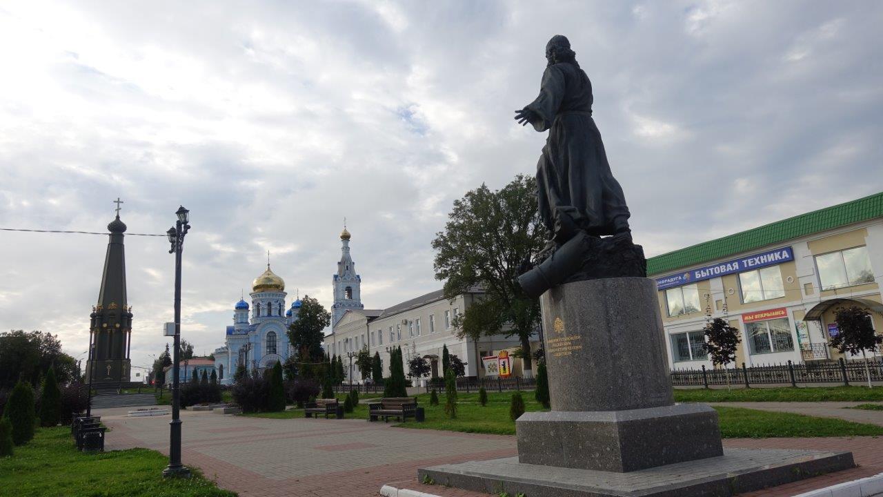 Памятник полковому священнику Монумент Славы и Успенский собор