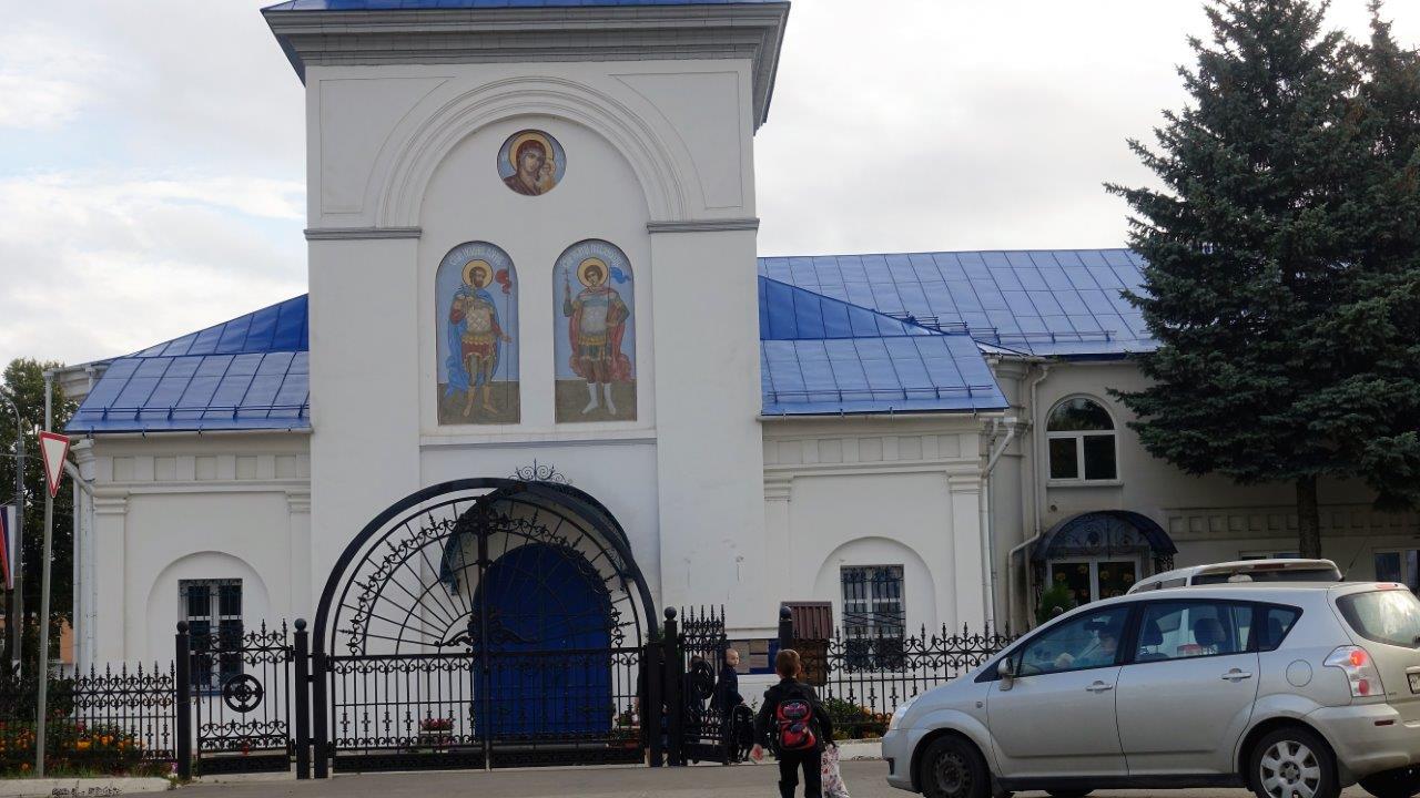 Дети спешат утром в школу при Казанском соборе