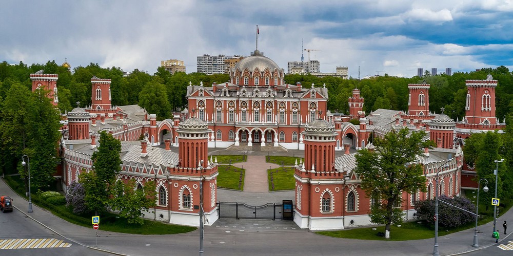 Петровский путевой дворец со стороны Ленинградского проспекта