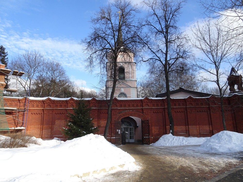 Стена ограды усадьбы и проход к Покровской церкви