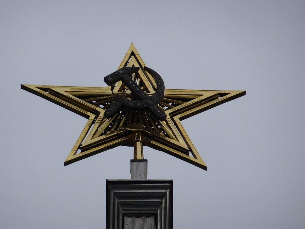 Знаменитая звезда на шпиле здания речного вокзала