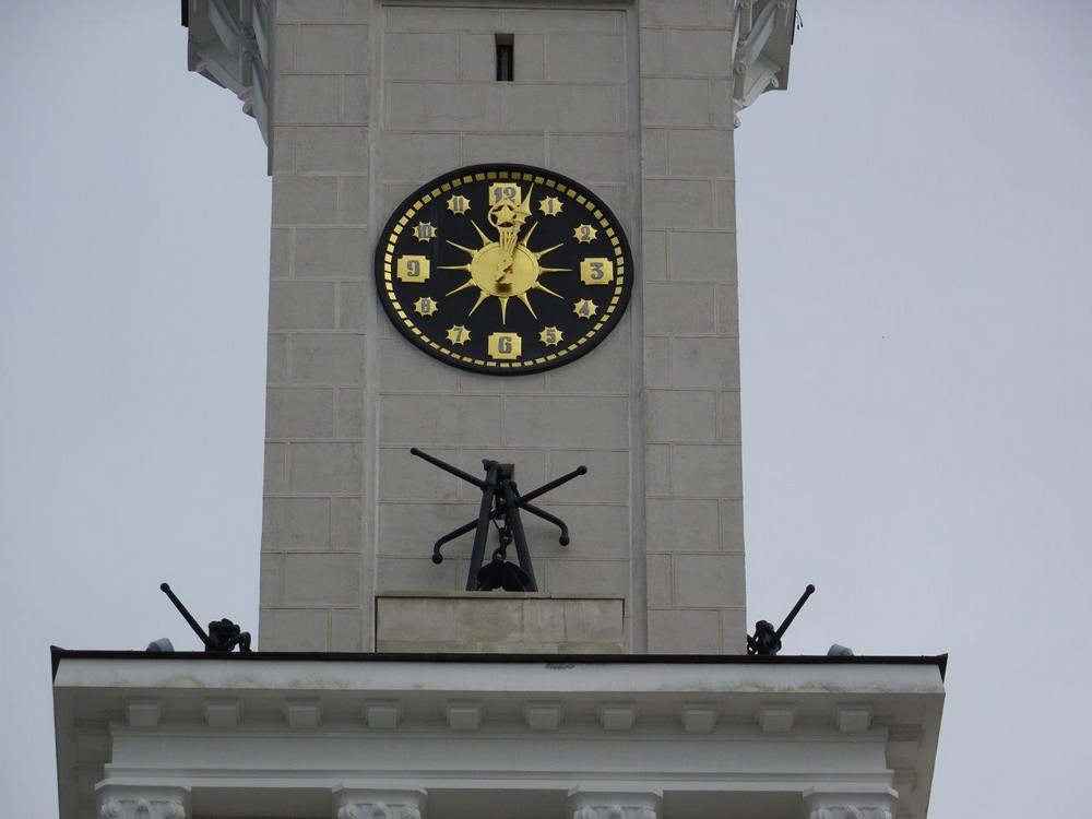 Часы на башне шпиля