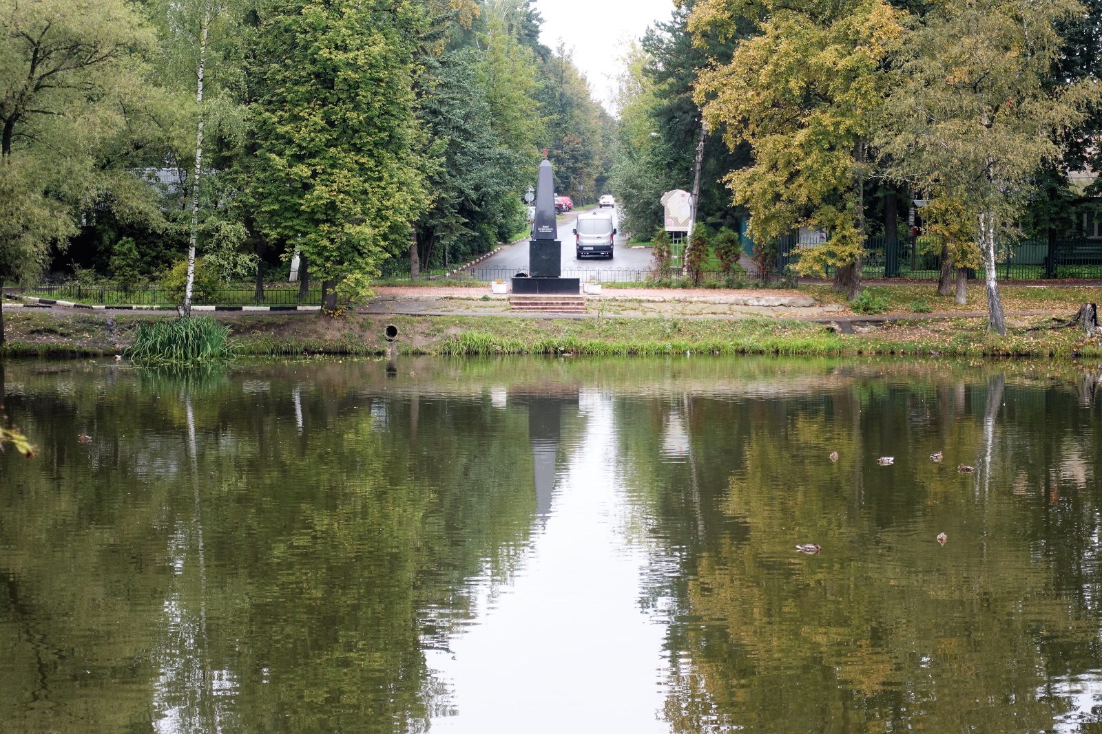 Большой Немчиновский пруд и монумент погибшим жителям поселка в годы ВОВ