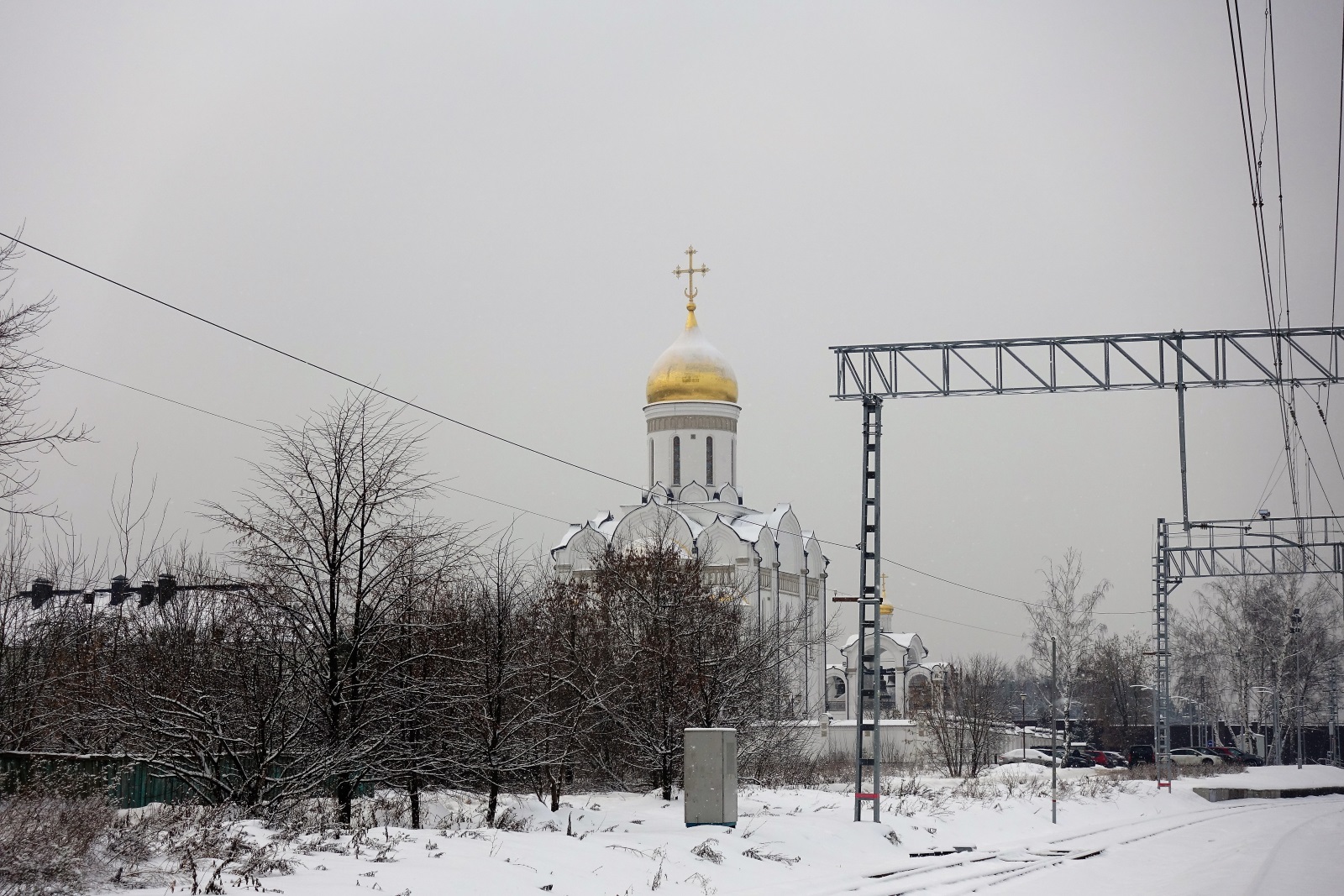 Спасский храм со стороны ЖД станции Усово