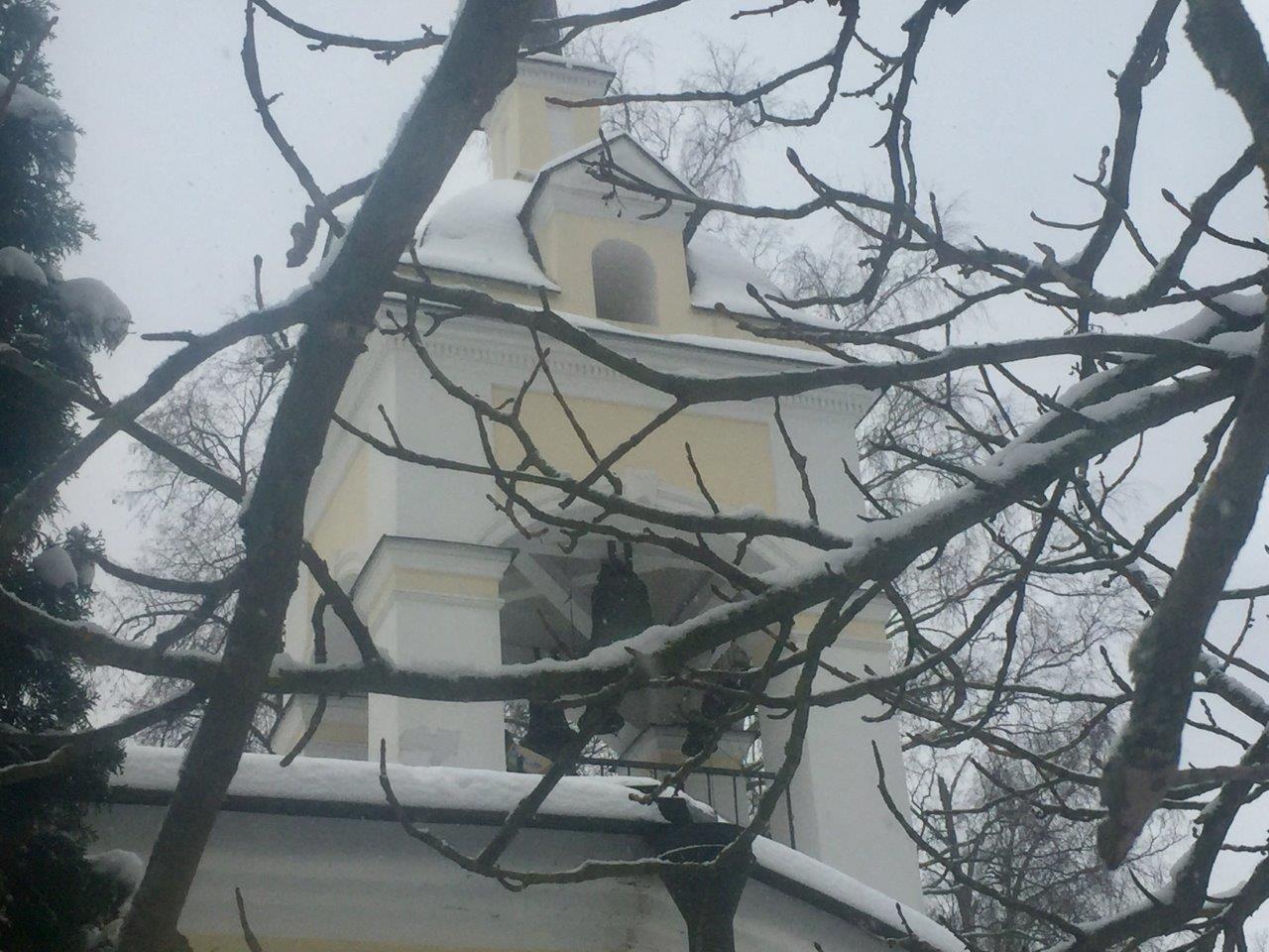 Вид на звоны колокольни из церковного сада