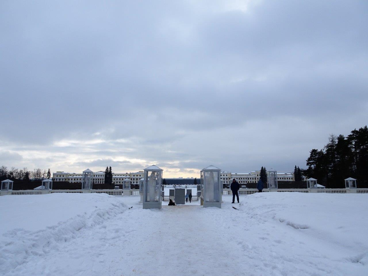 Партер парка перед Дворцом и два корпуса санатория над старицей Москва-реки