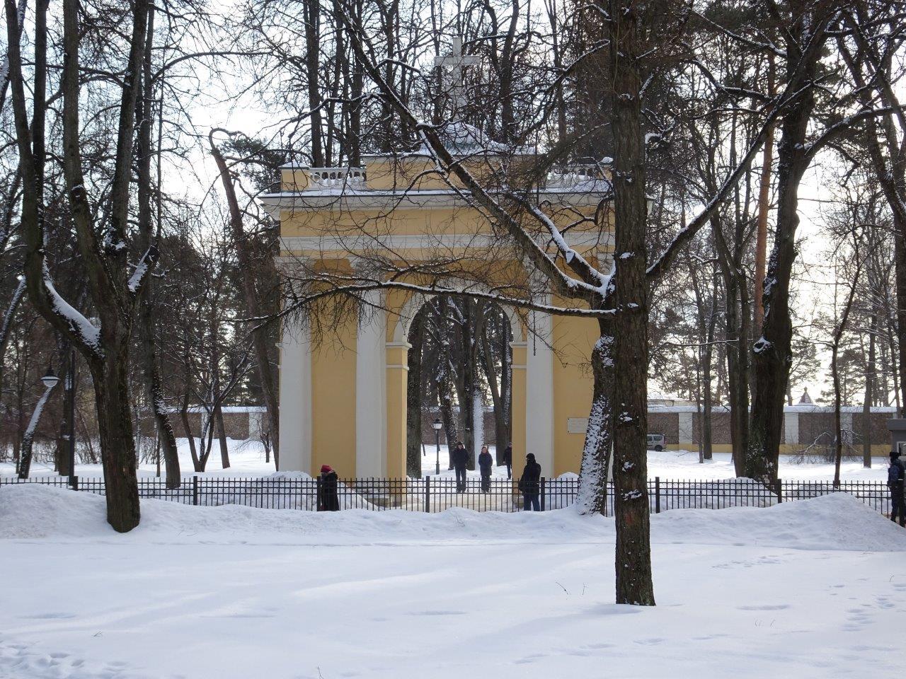 Святые ворота - дорога к Архангельской церкви