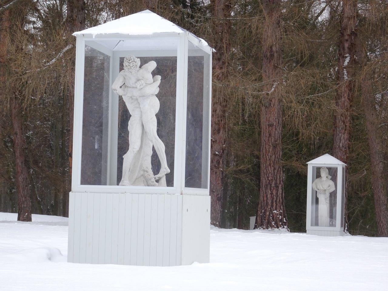 Укрытые на зиму скульптуры партера парка неред Дворцом 1