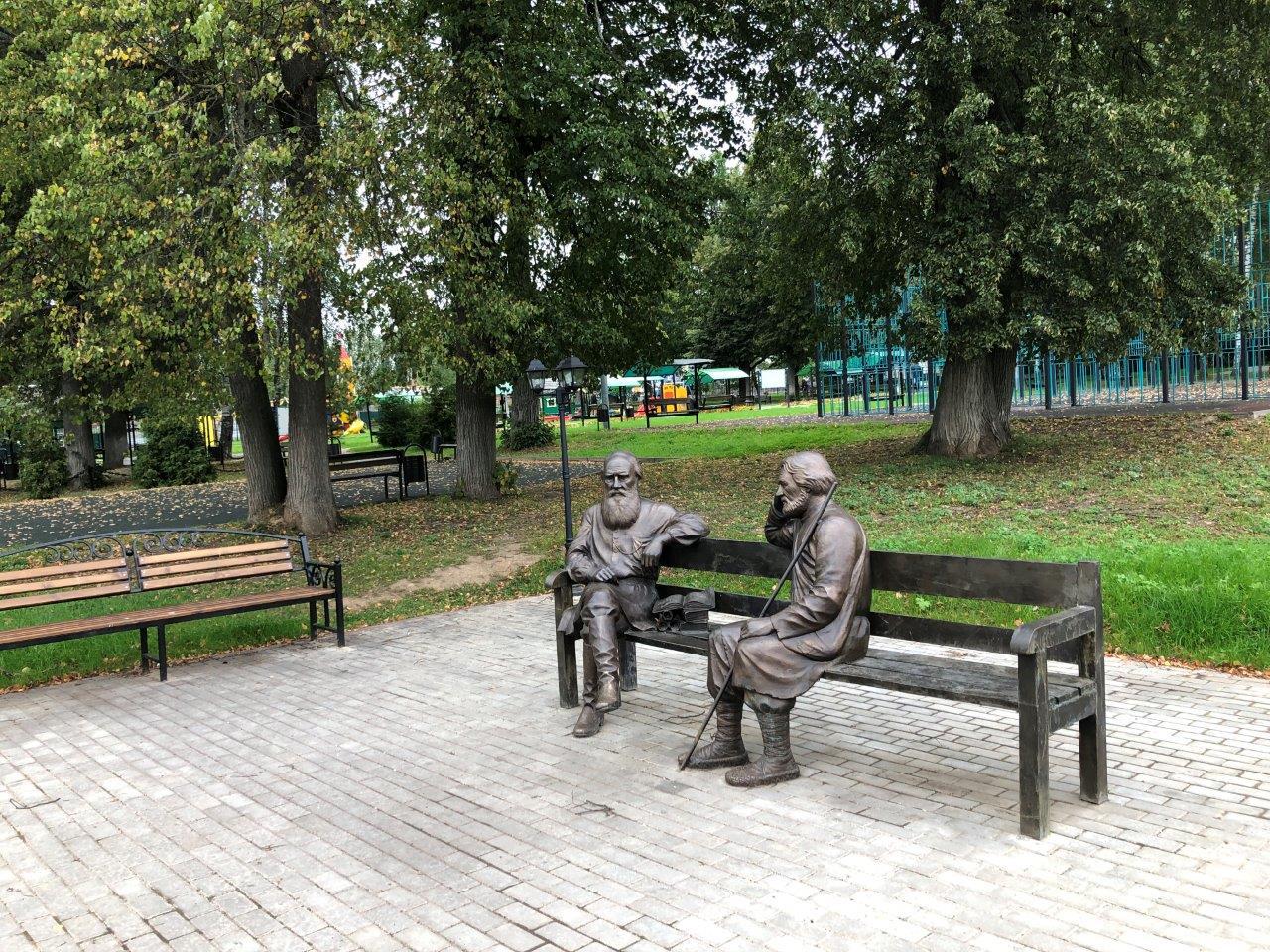 Лев Толстой и Владимир Чертков как будто присели отдохнуть в парке вместе с вами