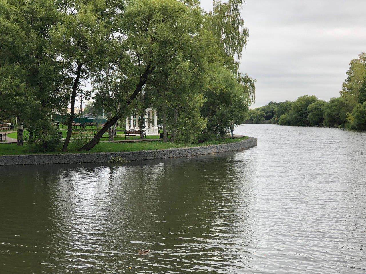 Запруженная речка Алешинка у парка