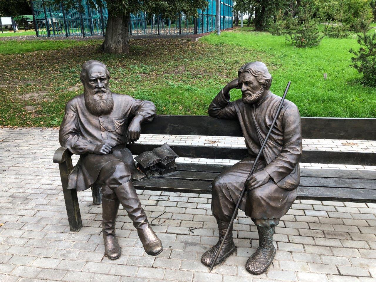 Лев Толстой и Владимир Чертков как будто присели отдохнуть в парке вместе с вами
