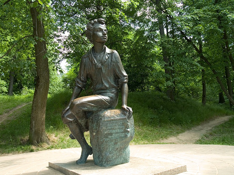 Скульптура юного Пушкина в Захарово