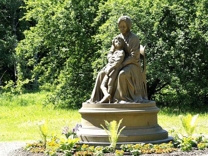 Памятник Пушкину и Арине Родионовне