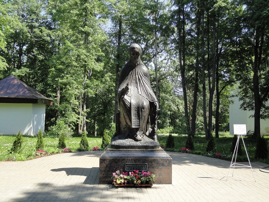 Звенигород - памятник Савве у монастыря