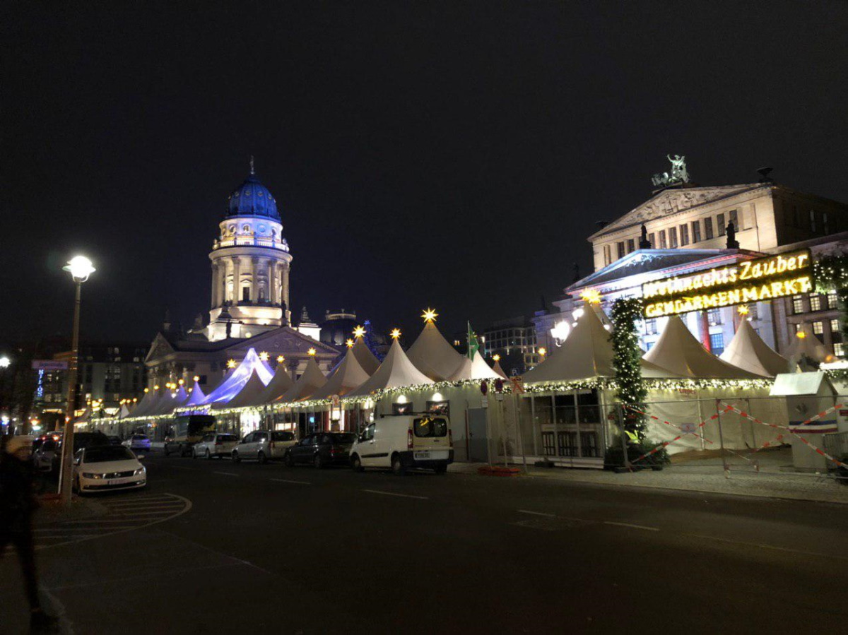Рождественский рынок на Жандарменмаркт вечером накануне открытия