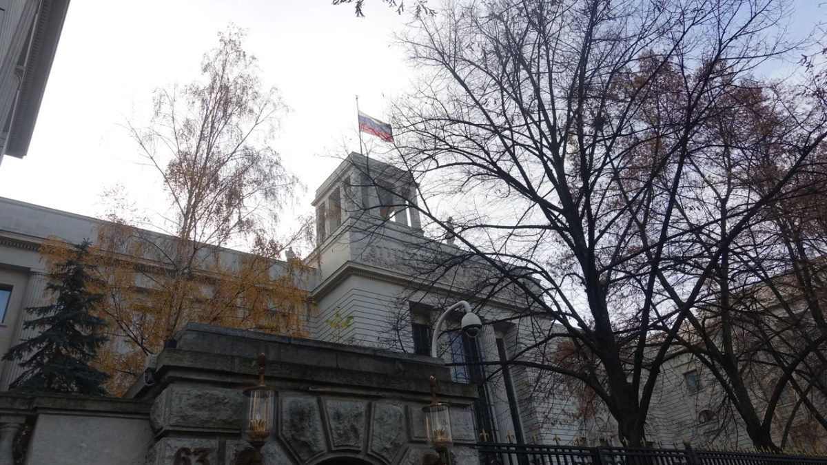 Главный вход в здание Российского посольства в Германии с Унтер-ден-Линден