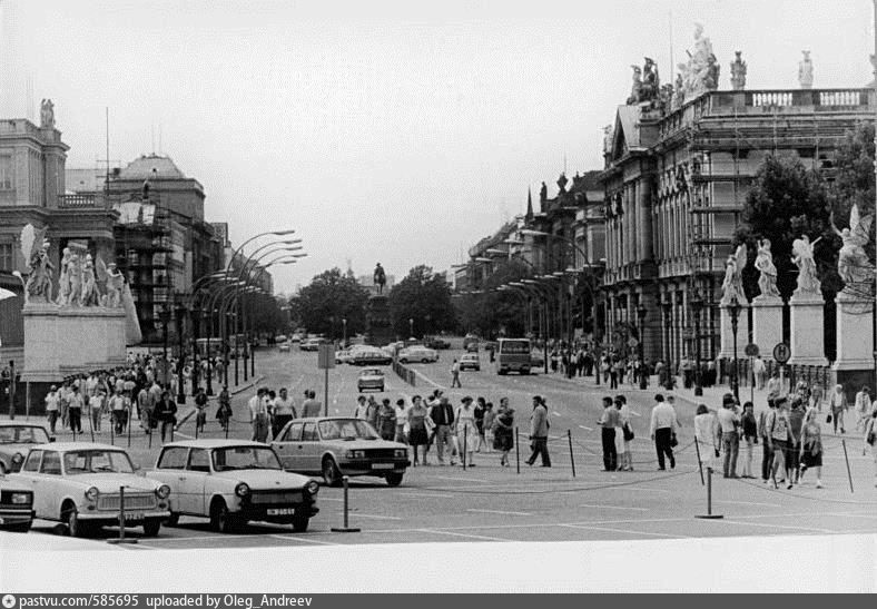 Унтер-ден-Линден во времена ГДР в Восточном Берлине