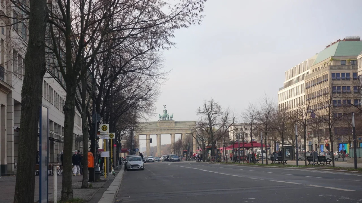 Унтер-ден-Линден и Бранденбургские ворота - вид от Российского посольства