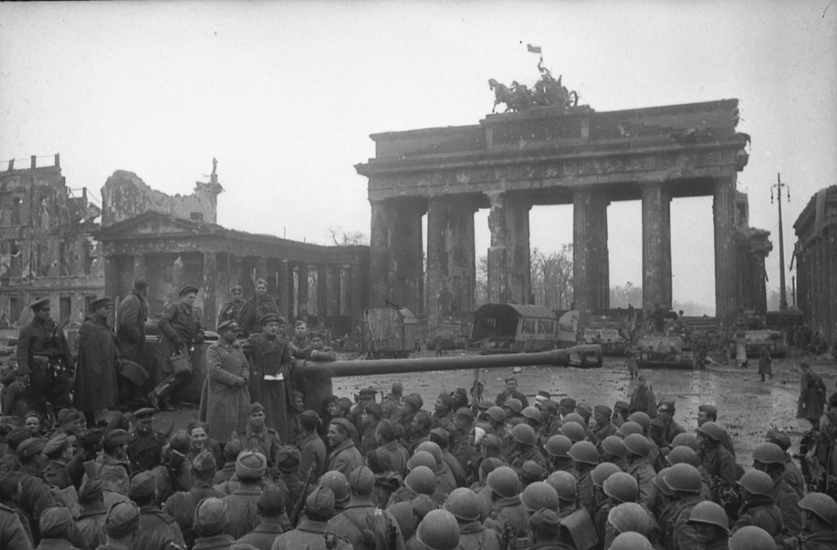 Бранденбургские ворота в 1945 году