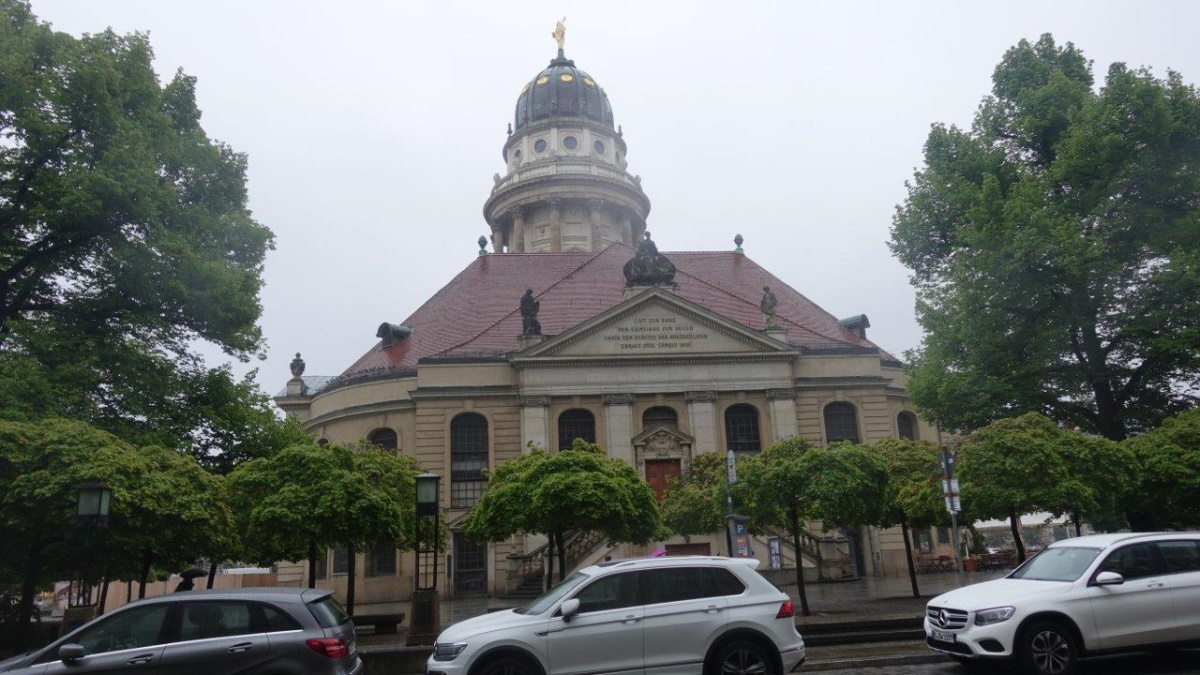 Gendarmenmarkt Французский собор и музей  гугенотов со стороны Шарлоттенштрассе