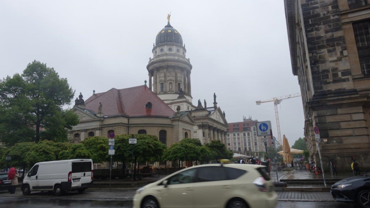 Gendarmenmarkt Французский собор и музей  гугенотов со стороны Шарлоттенштрассе