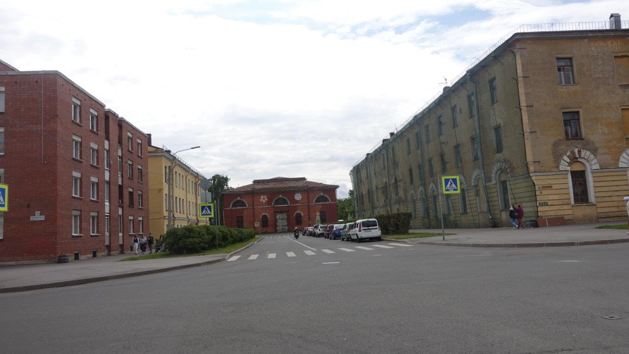 Вид на арсенал с  перекрестка улиц Петровская и Красная