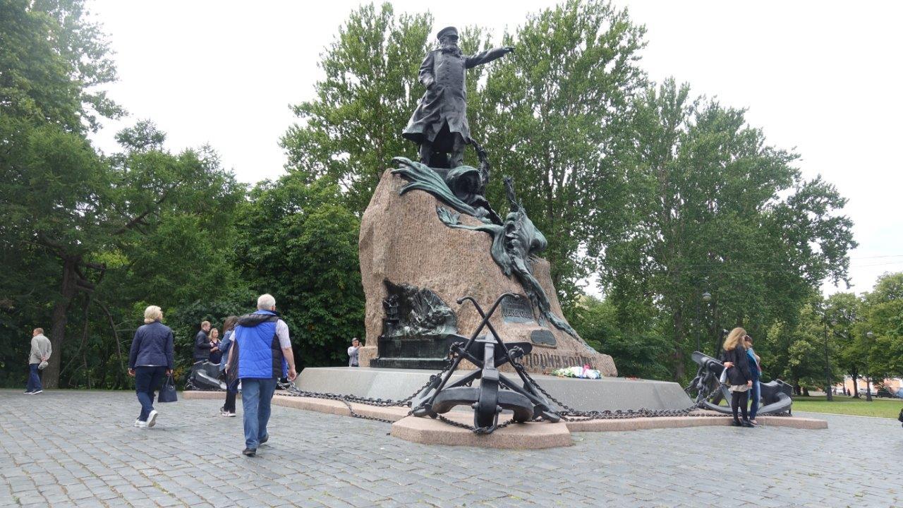 Памятник Адмиралу Макарову