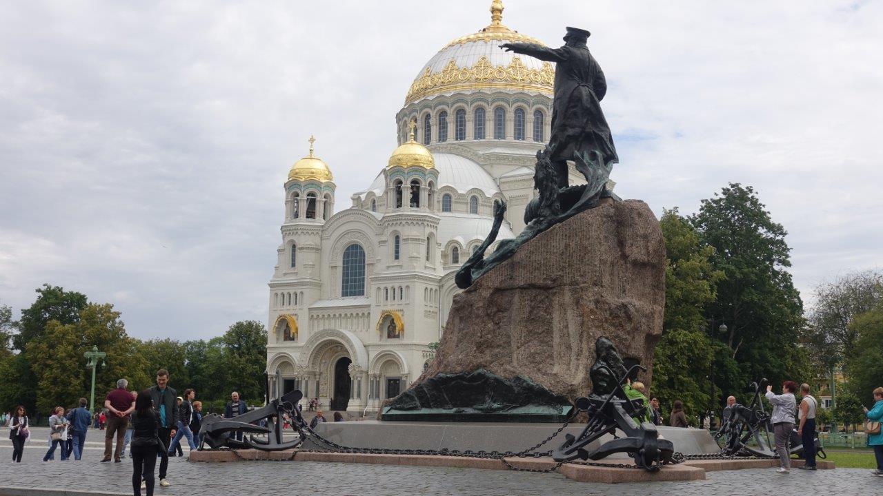 Памятник Адмиралу Макарову и собор