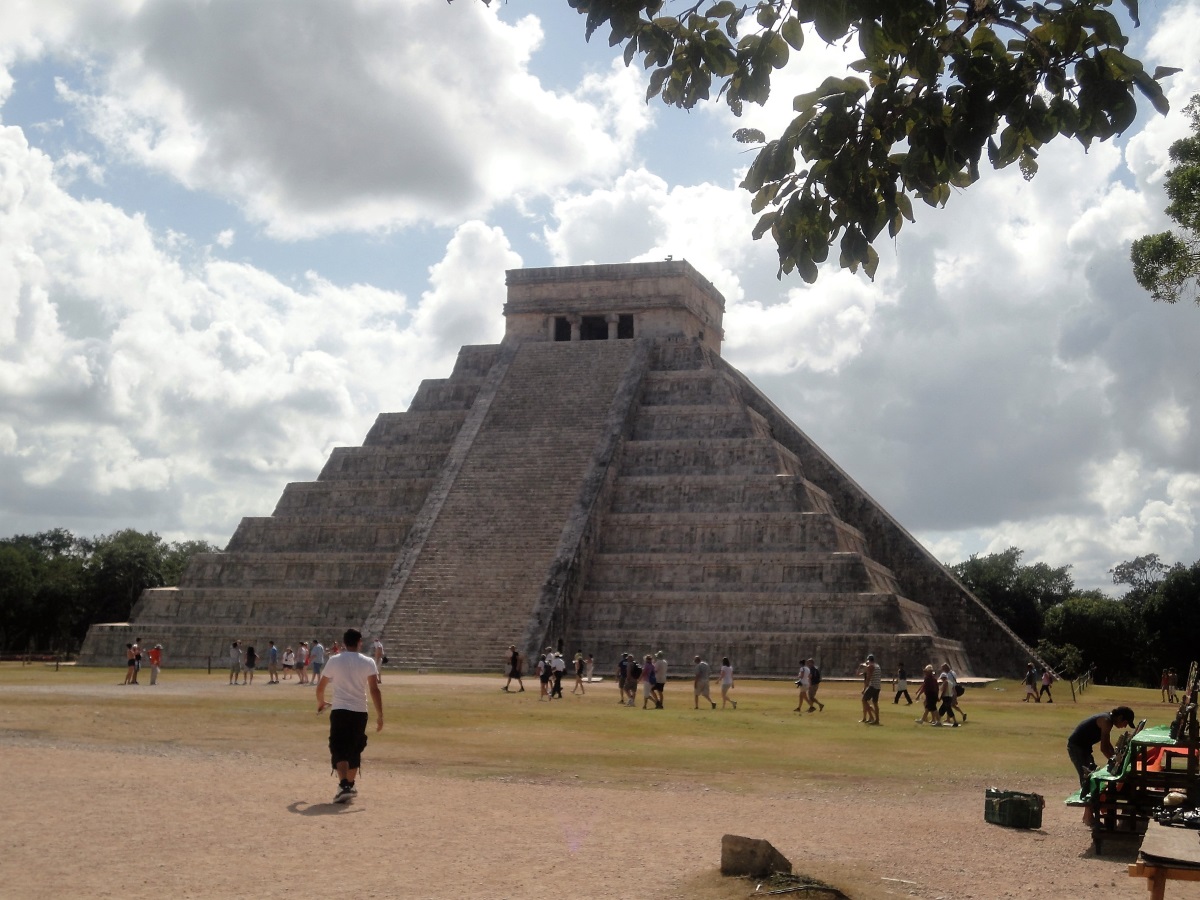 А вот и знаменитая пирамида Майя в Чичен-Ица