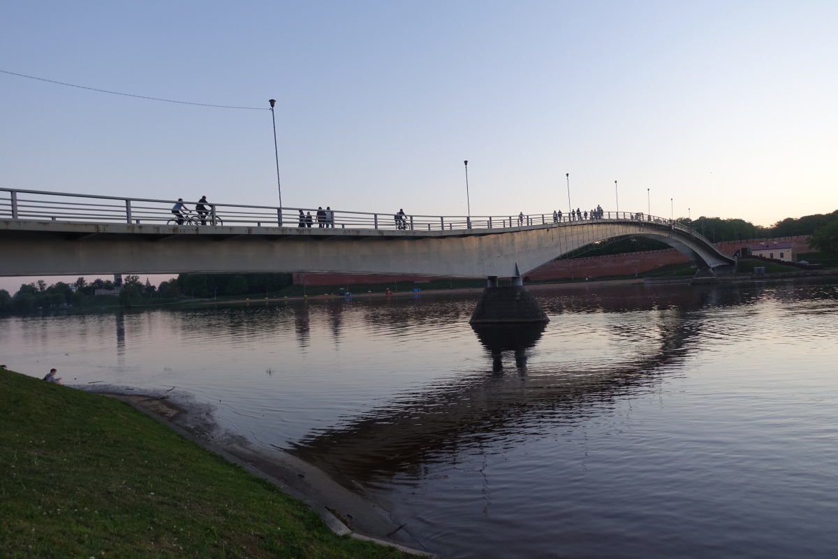 Вечерний Великий Новгород у моста через Волхов к Детинцу