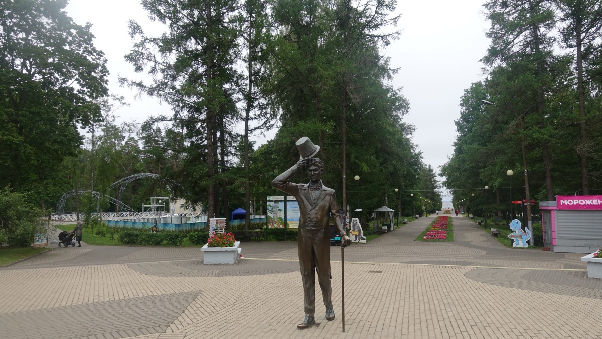 Памятник Георгию Вицину в городском парке