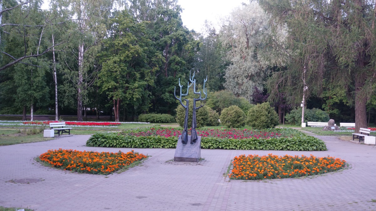 Памятник примирения у Кирхи